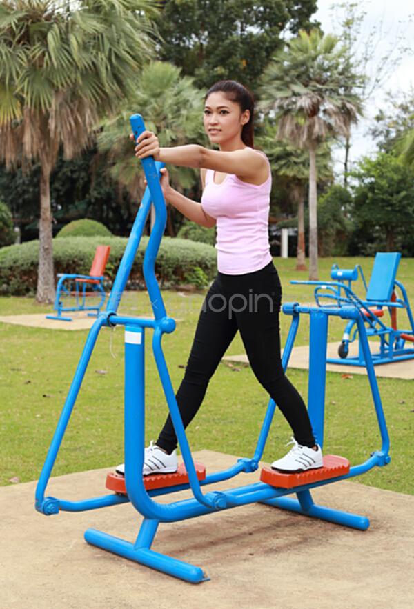 公园里运动的妇女 技术交流与健康生活